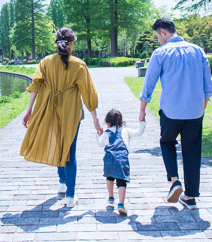 小さな子供を連れた家族