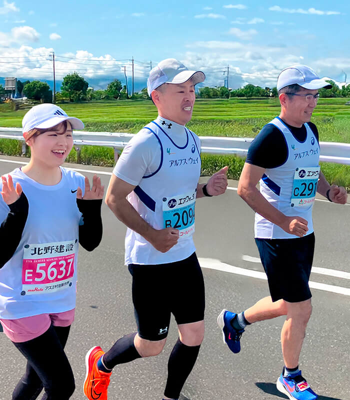 マラソンをする社員たち