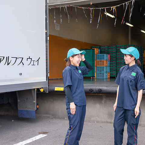 会話をする配送職の社員