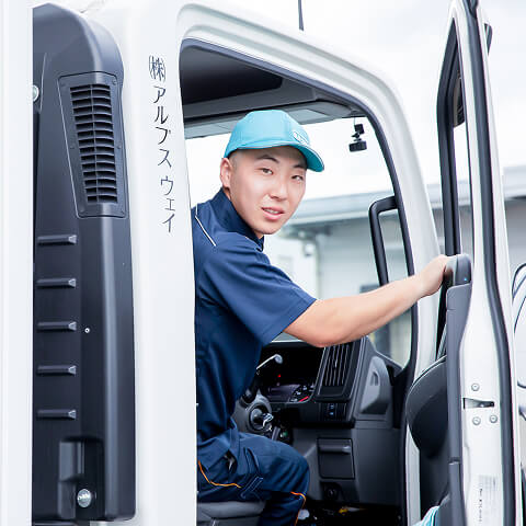 トラックの運転をする男性社員