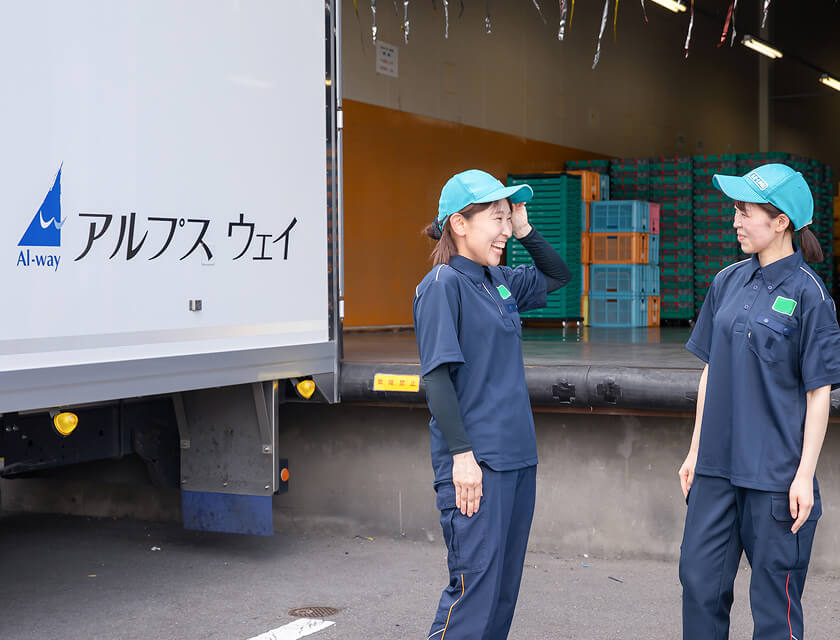 トラックの運転をする男性社員