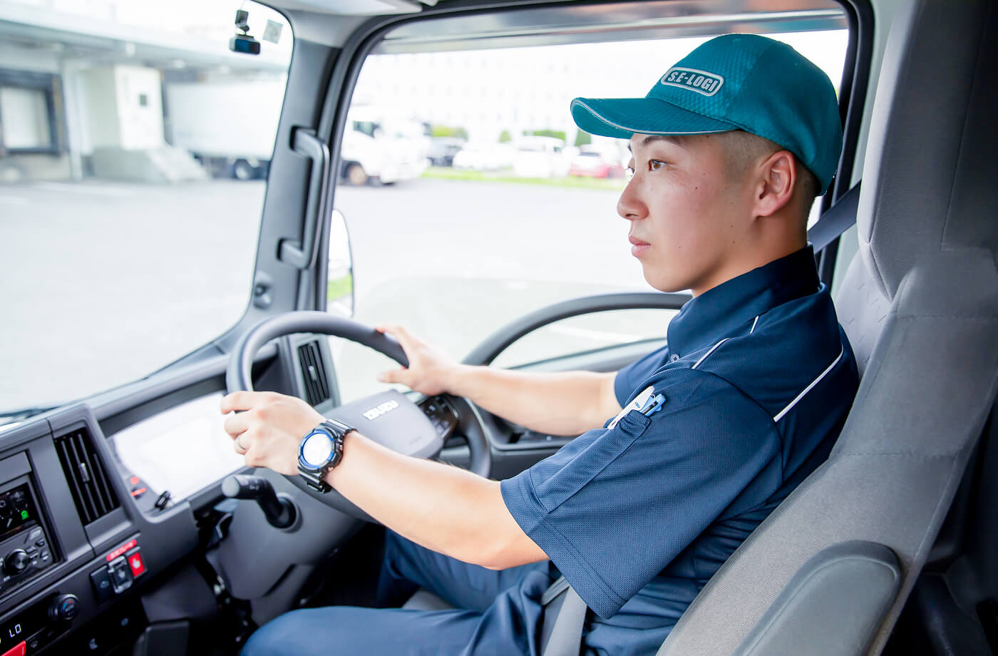 トラックを運転する男性社員