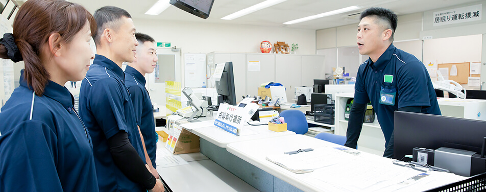 打合せをする社員たち