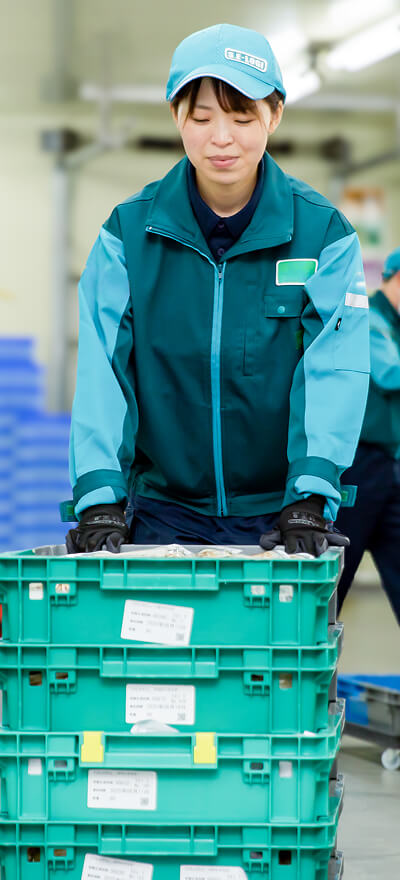 荷物を運ぶ女性社員