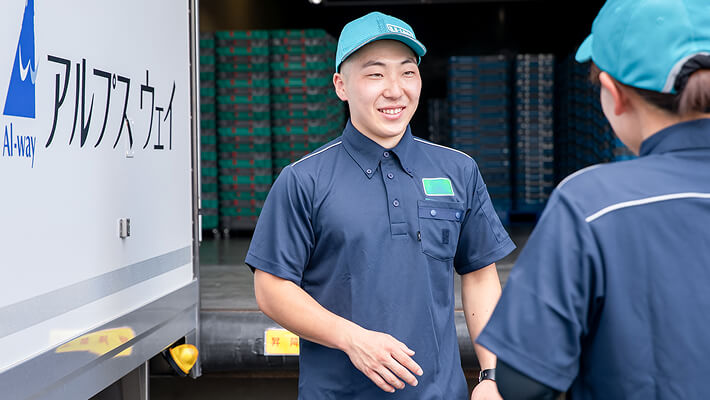 会話をするトラックの運転手