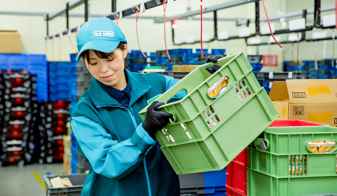 作業をする女性社員