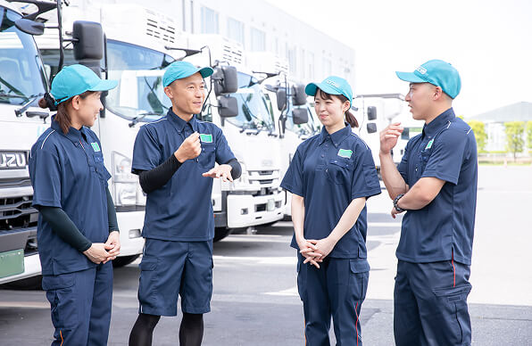 談笑する社員たち