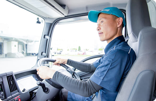トラックを運転する男性社員