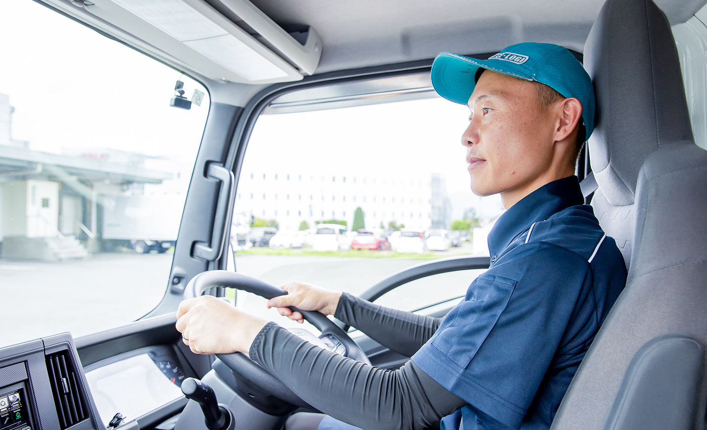 トラックを運転する男性社員