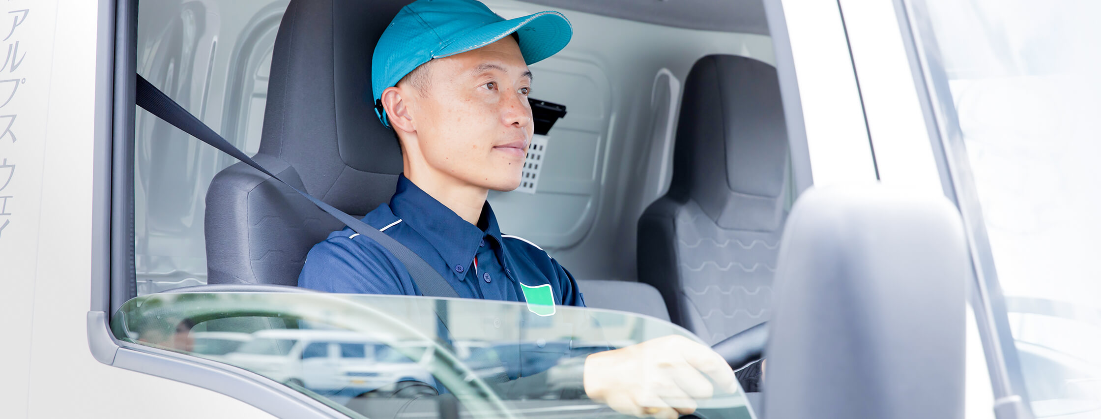 トラックを運転する男性社員