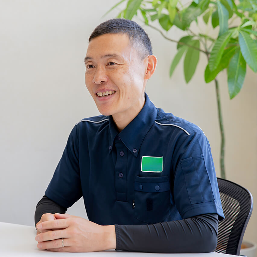 笑顔で話す男性社員