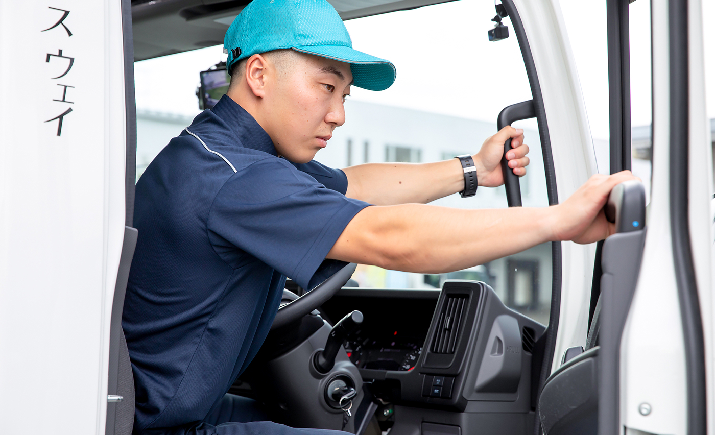 トラックを運転する男性社員