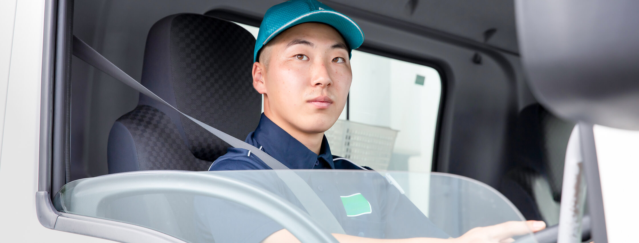 トラックを運転する男性社員