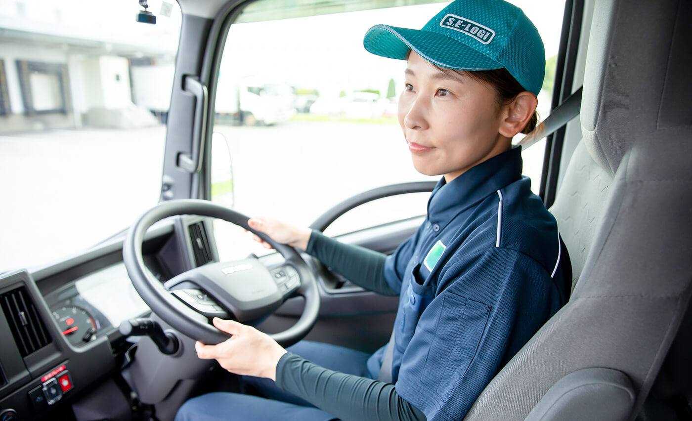 トラックを運転する女性社員