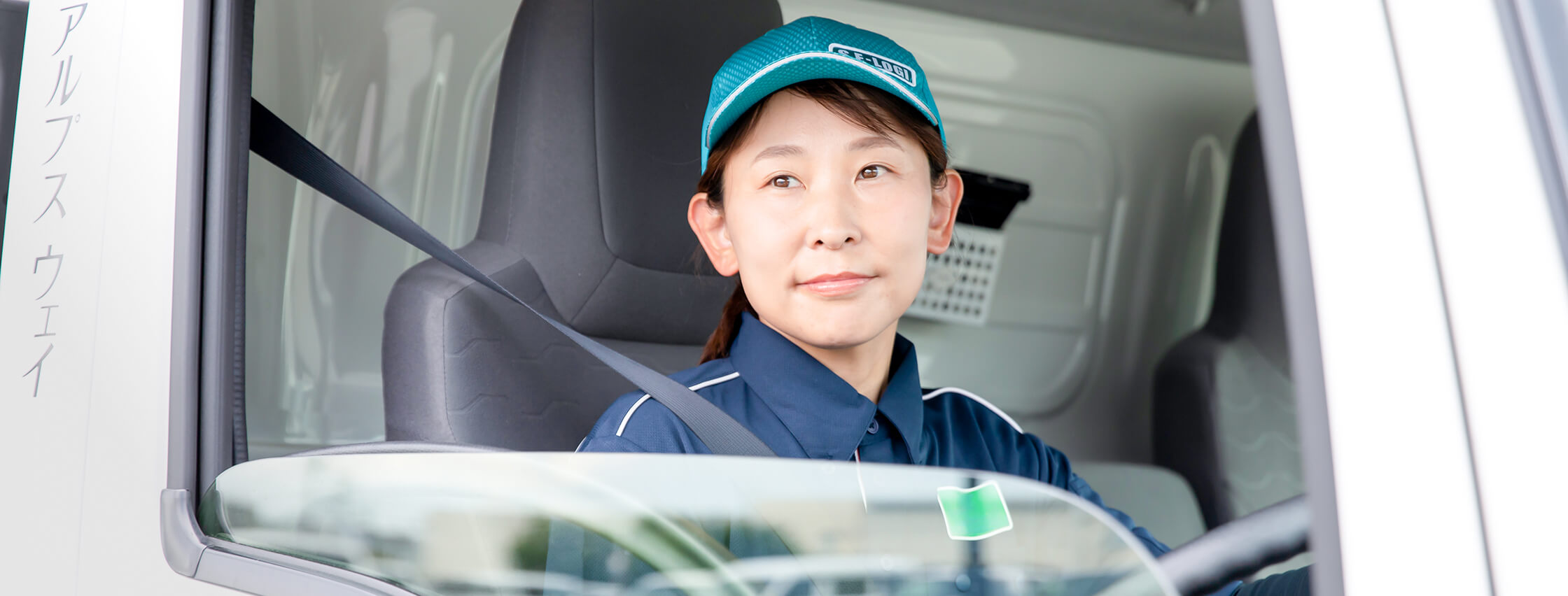 トラックを運転する女性社員