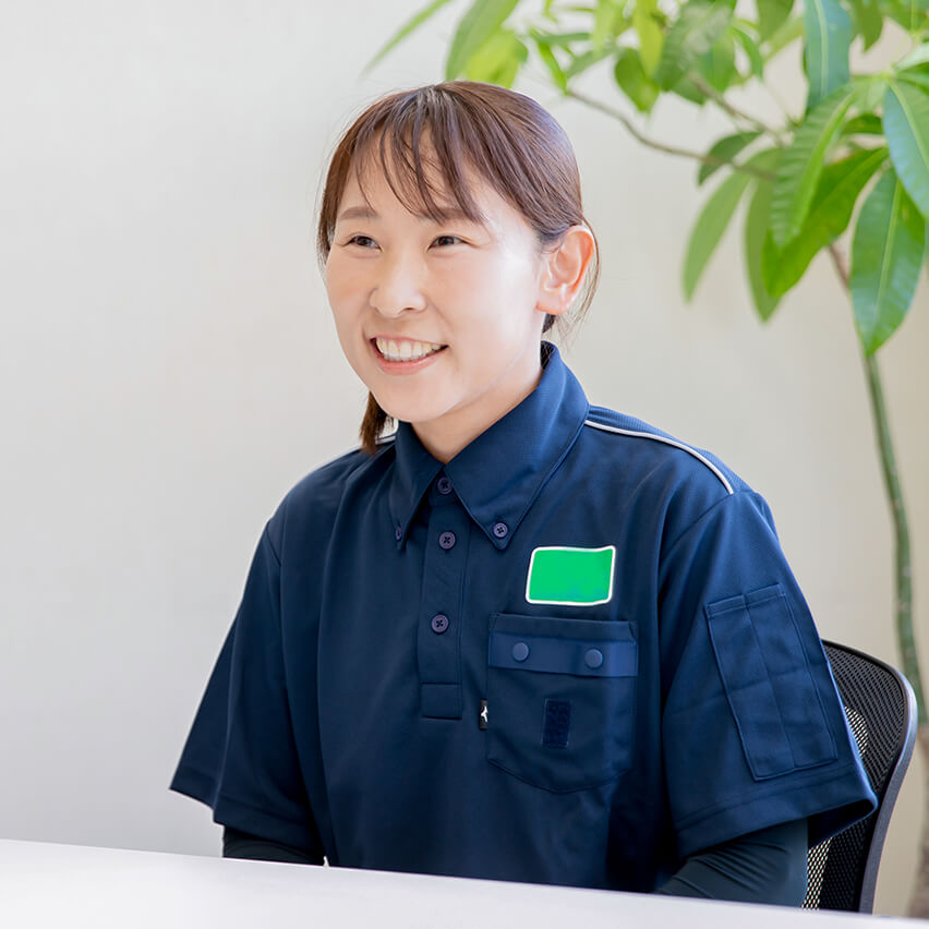 笑顔で話す女性社員