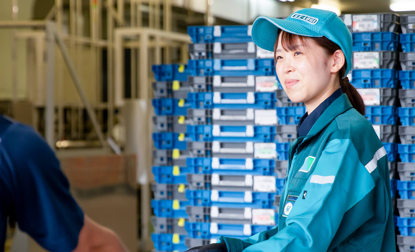 倉庫で作業をする女性社員