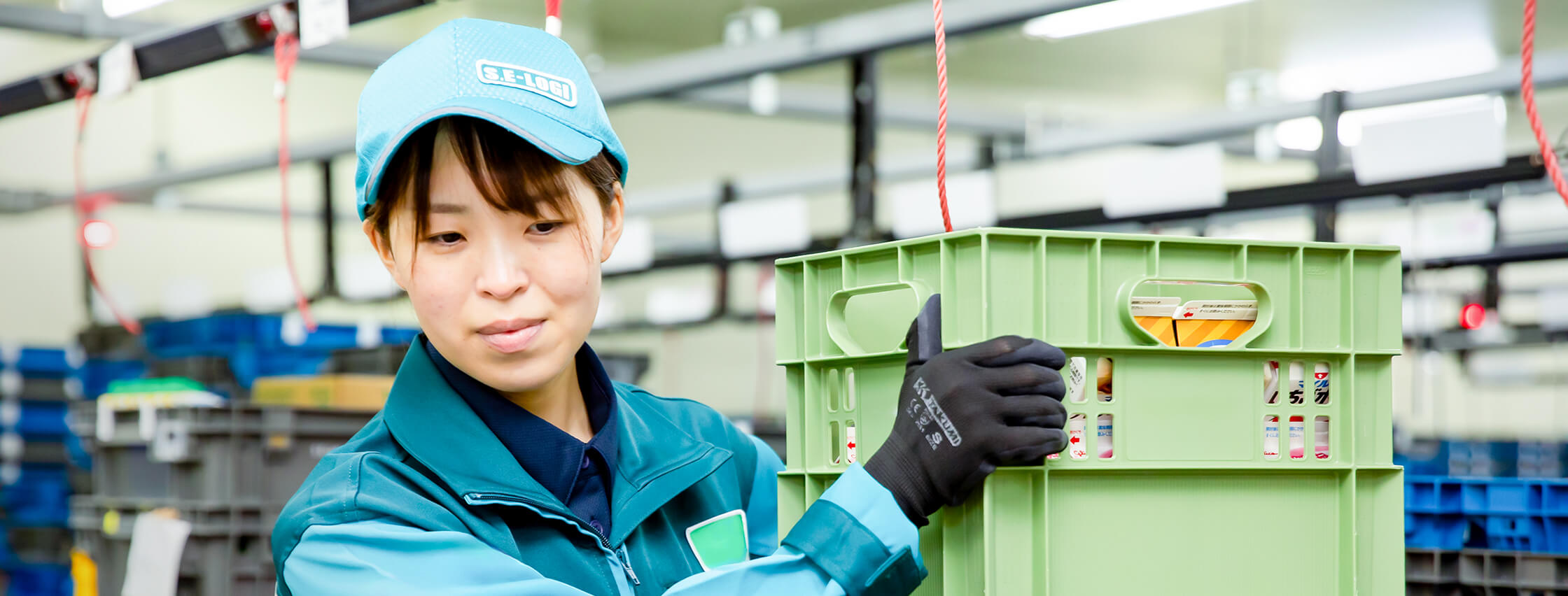 倉庫で作業をする女性社員