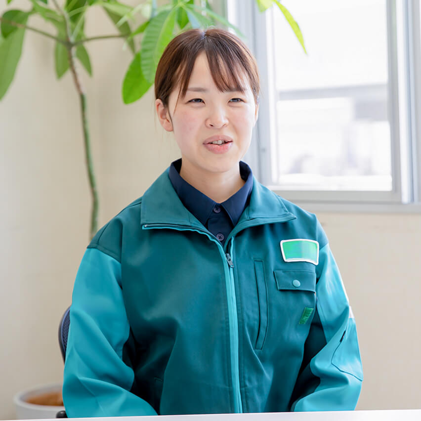 笑顔で話す男性社員