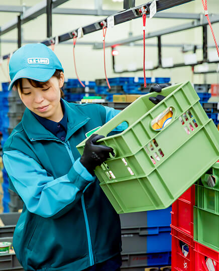 作業をする女性社員