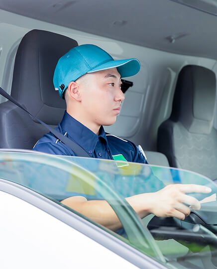 トラックを運転する男性社員