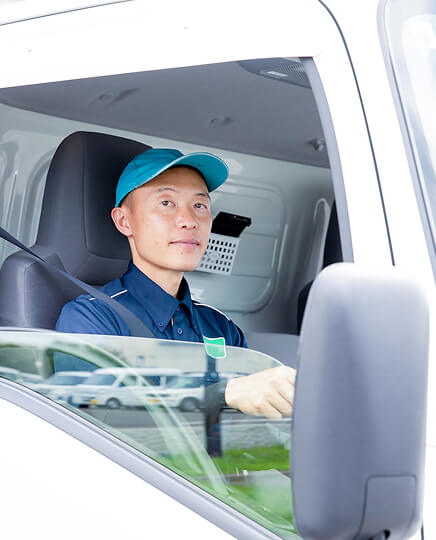 トラックを運転する男性社員