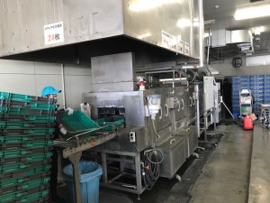 全自動洗浄機を使った洗浄作業／18:00～勤務