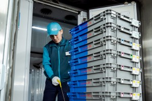 全自動洗浄機を使った洗浄作業／18:00～勤務