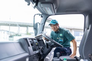 日勤×固定エリア配送／コンビニ食品／完全週休2日制