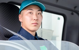 近距離×夜勤／コンビニ商品の地場配送ドライバー