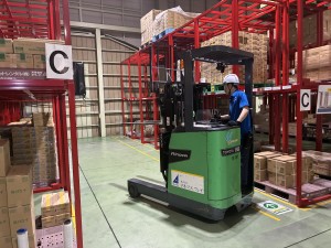 要リフト免許/実務未経験OK／倉庫内でのリフトオペレーター